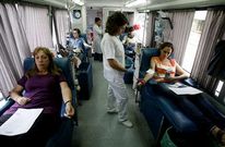 Imagen de archivo de una visita de la unidad m�vil de donaci�n a Lal�n el pasado a�o.