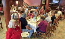 En la imagen, tomada ayer, un grupo de jubilados disfruta de la comida en el Hotel Sarga. 
