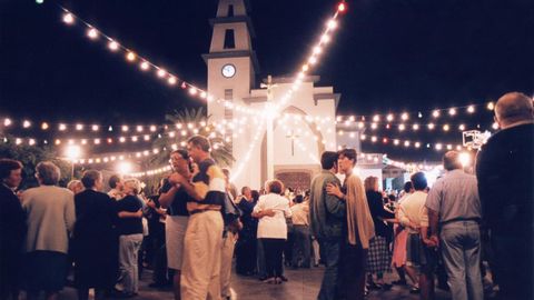 GENTE BAILANDO EN LA VERBENA DE LAS FIESTAS DE VILABOA EN 1997.