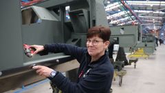 Isabel Carballo, este jueves en su puesto en la l�nea de montaje de los VAMTAC de Urovesa en su f�brica de Valga