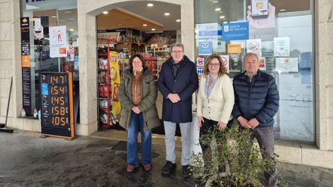 La alcaldesa Eva Barrios, el delegado de la Xunta, Manuel Pardo, y los responsables de la estación de servicio VEC Riós.