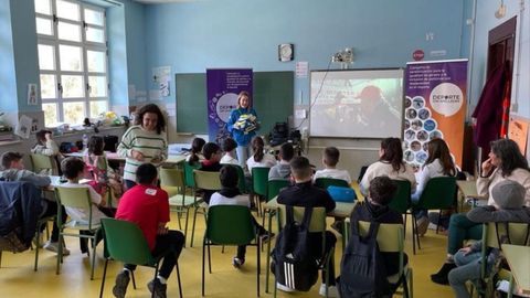 Actividad en el eje de igualdad de g�nero, de la mano de la piloto Alba V�zquez Redondo, en el Colegio P�blico Asturam�rica en el concejo de Cudillero