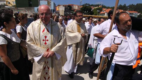 El padre Joseba Beobide (izquierda), en una procesi�n del Carmen en Santiago de Lamp�n en el 2013