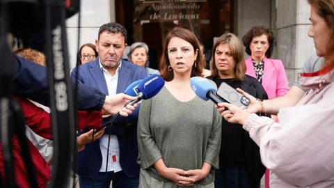 La delegada del Gobierno en Asturias, Adriana Lastra, atiende a los medios frente al Ayuntamiento de Laviana tras el asesinato de una mujer de 86 a�os a manos de su marido, de 90