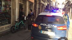 UNA PATRULLA POLICIAL A LAS PUERTAS DEL COMERCIO 