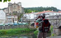 Un peregrino a su llegada al Paseo del Espol�n en Padr�n, en una imagen de archivo.