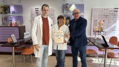 Rub�n Santalices y Catuxa Rivas (�ptica Anteollos de Celanova), con el subdelegado del Gobierno en Ourense, Eladio Santos, durante la presentaci�n del Plan Veo.