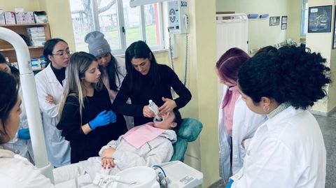 Alumnado practicando en el gabinete dental del CIFP A Carballeira