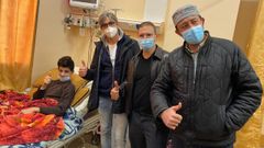 Gonz�lez Rivas con uno de las pacientes. A seis no pudo operarlos porque ten�an covid-19