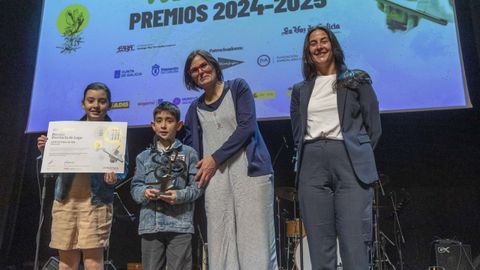 PREMIO PROVINCIA DE LUGO: CEIP PALAS DE REI. Zaloa Blanco, responsable de Comunicaciones con la comunidad de Alcoa San Criprián, entregó el galardón a Mónica Pérez Souto, coordinadora del proyecto, y a los alumnos Diego Quintás García y Laura Vázquez Varela. Este centro premiado participa en Naturacción, con el patrocinio de Alcoa y la Consellería de Educación.