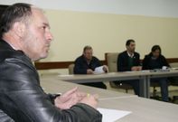 Roberto Gonz�lez con el resto de miembros de la comisi�n permanente de Neria, al fondo. 