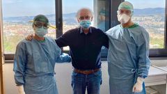Valent�n Otero, en el centro, vecino de Meis, recibi� el alta este martes en Montecelo tras pasar 12 d�as grave en la uci y despu�s en planta