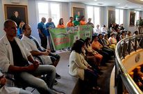 Trabajadores de Arteixo Telecom y afectados por las preferentes presenciaron el pleno.