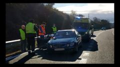 Personal sanitario y de los servicios de emergencias atendiendo a la accidentada en el lugar del suceso