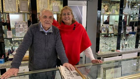 Antonio Gonzlez junto a su nueraCristina Viloria en su relojera de El Entrego