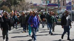 Seguidores del expresidente boliviano Evo Morales participan en una marcha este lunes, en La Paz (Bolivia). Simpatizantes de Morales marchan para exigir que su lder sea habilitado para las elecciones del 17 de agosto y para pedir la renuncia del presidente Luis Arce.