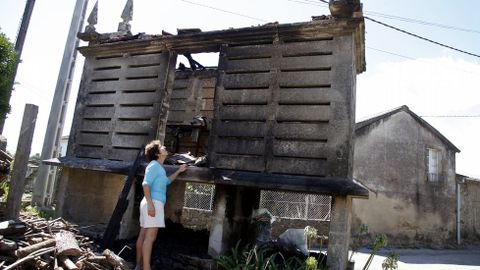 Un h�rreo de Rianxo ardi� tras la quema de contenedores.