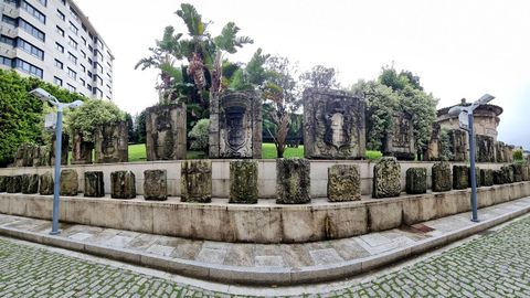 Coleccin de labras herldicas situada en los jardines del Hotel Los Escudos