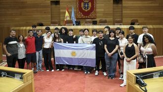 Los alumnos del instituto bonaerense visitaron el Parlamento gallego, donde los recibi&oacute; Miguel Santalices y el conselleiro de Cultura.