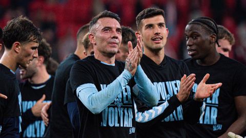 Iago Aspas, tras el empate en San Mam�s, con la camiseta conmemorativa de la clasificaci�n del Celta para Europa.