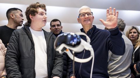 Tim Cook, primer ejecutivo de Apple, habla con clientes que compran las nuevas gafas de realidad mixta Vision Pro