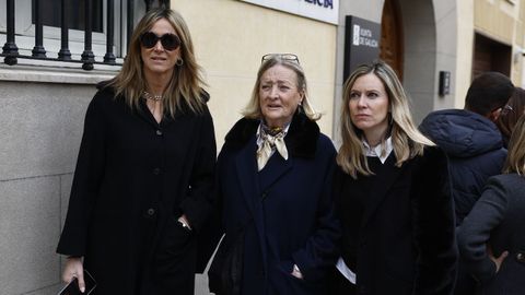 Alejandra y Andrea Prat, junto a su madre Marianne Sandberg