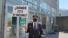 Bernardo Cortijo, piloto jubilado de la patrulla a�rea de helic�pteros de la DGT protesta en Exporu�a para reclamar que le pongan la vacuna contra el covid.