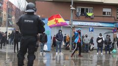 Un agente antidisturbios de los Mossos frente a los manifestantes que llevan banderas republicanas en Salt (Gerona) tras un mitin del l�der de Vox, Santiago Abascal