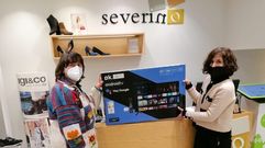 La encargada de Calzados Severino, Sina Capllomch, entreg� a Cecilia Herb�n en la tienda del casco hist�rico el segundo televisor sorteado por Compostela Monumental entre los 240.000 boletos recibidos.
