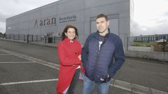 Eva Ar�n y Antonio Gonz�lez, ante la nave de�Ferreter�a Ar�n