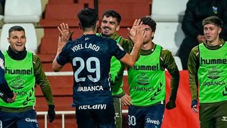 Yoel Lago, celebrando con los suplentes su primer gol con el primer equipo del Celta, en Copa frente al Albacete.