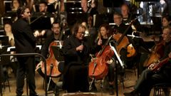 Moreno, a la izquierda, dirige a la orquesta, mientras Brandariz hace de maestro de ceremonias