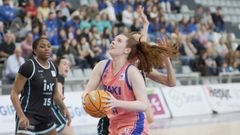 Melia en una acci�n frente a la atenta mirada de Ejim.