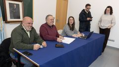 El alcalde de A Laracha, Jos� Manuel L�pez Varela, y los ediles Jos� Ram�n Mart�nez Barbeito y Roc�o L�pez (de pie) con dos t�cnicos municipales durante el pleno celebrado este mi�rcoles.