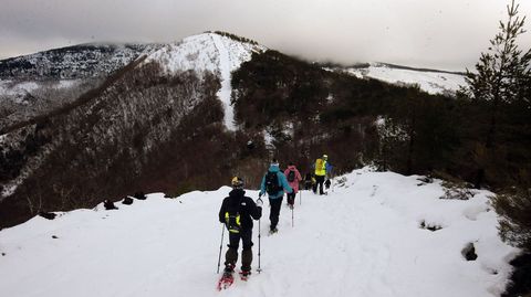 Un grupo de aficionados a la monta�a, este 28 de diciembre en la ruta entre el alto do Couto y el Pico das �guias