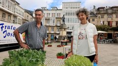 Gabriel Doce y Eleonora Güimil en el mercado de los jueves en Viveiro