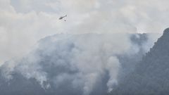 Helic�ptero durante las labores de extinci�n del incendio forestal de Las Pe�as de Riglos, Huesca.