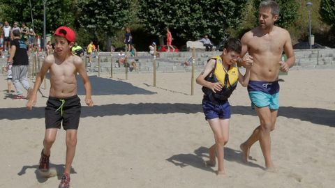 Pruebas para ni�os, familias y personas con diversidad funcional con motivo del Triatl�n urbano Hercules XTRM, en  Adormideras, entorno a la playa de San Amaro.