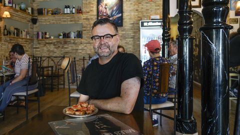 Frank es el propietario de A Morria y se encarga de preparar las tostas de pan tumaca