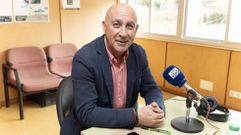 Javier Sar, alcalde de Mux�a, nunha visita a Radio Voz Berganti�os 