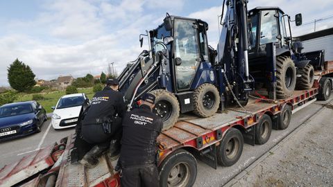Maquinaria pesada de la Polica Nacional para los registros