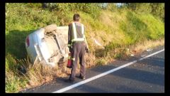 Accidente en AC-231, altura de Foxados, Curtis. Salida de V�a. Un herido pron�stico reservado. Trasladado por 061. GES Curtis, Bomberos Betanzos y G. Civil Tr�fico.
