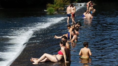Ba�istas en la playa fluvial de Tapia