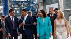 La ministra de Ciencia y Universidades, Diana Morant, y el presidente del Gobierno, Pedro S�nchez, durante una visita a la f�brica Ford en Almussafes.