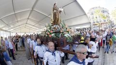 Imaxe de arquivo da sa�da da Virxe da carpa na que se oficia a misa.