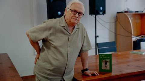 Xos� Prada, durante a presentaci�n do seu libro  � hora de contar  no Local Social de Madarn�s.