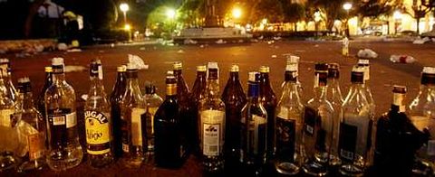 Imagen de archivo de los restos de envases de bebidas acumulados en uno de los botellones en los jardines de M�ndez N��ez.