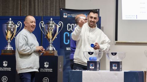 Momento en el que el coordinador del Dumbría sacaba el nombre del Sofán como rival