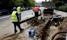 Empleados de Emalcsa, trabajando en la reparaci�n de la aver�a en el barrio del Ventorrillo.