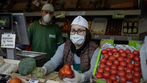 20 de abril, d�a 37 de confinamiento. La cesta de la compra se dispara. Vendedores de la plaza de Lugo de A Coru�a y clientes confirman el alza de precios, en ocasiones del 100 %